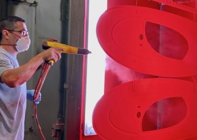 Pulverbeschichtung rote Seitenwand - Auftragen von Pulver mit Pulverbeschichtungspistole