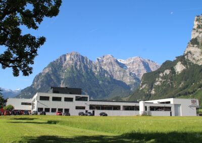 Büro- und Produktions-Gebäude Stöckli Metall vor Glarner Bergkulisse